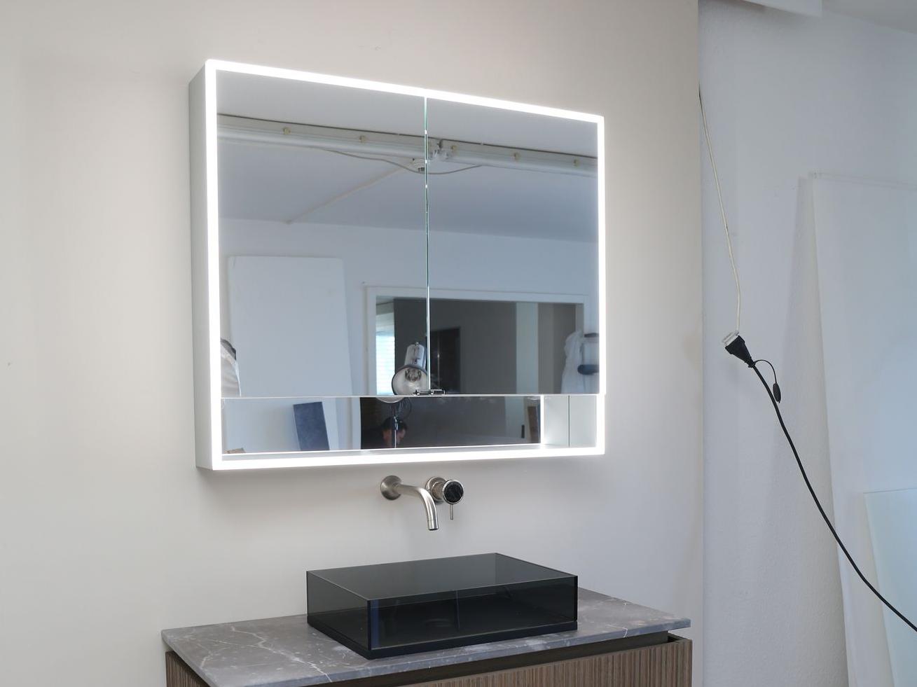 Spiegelschrank mit indirekter LED Beleuchtung