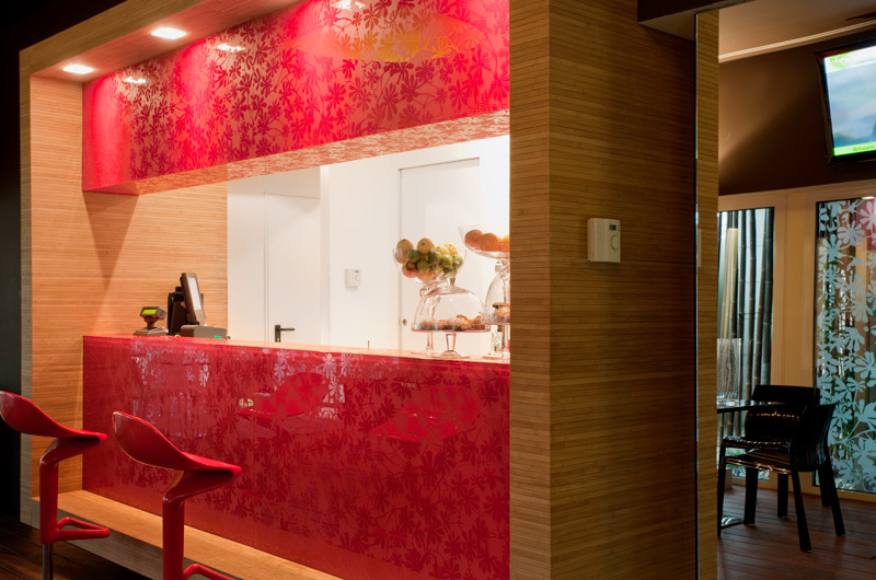 Thekenverkleidung mit Glas floral rot