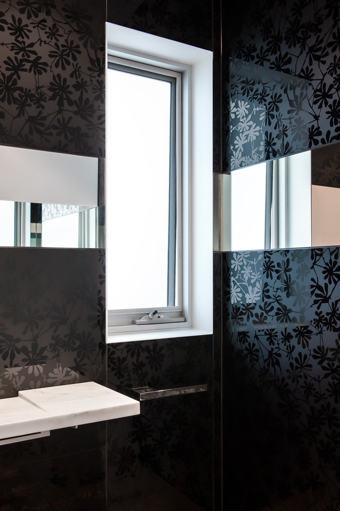 Rückwand im Badezimmer in floral schwarz