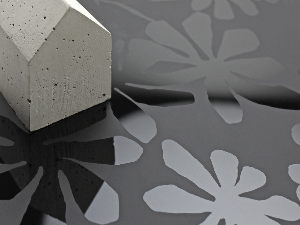 Farbiges Glas floral seidenmatt schwarz