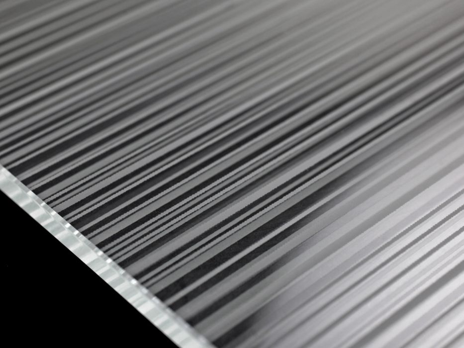 M_Sat. Strip Matè double Face auf WG satinierte Streifen auf klarem Glas